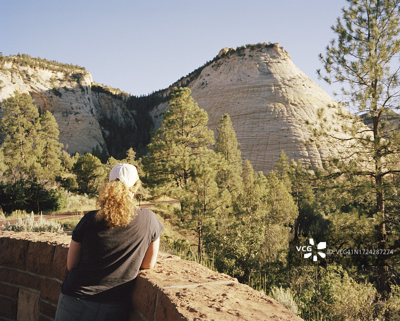 女人眺望荒漠岩石景观图片素材