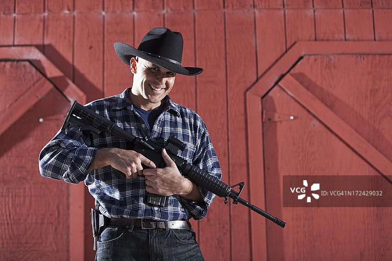 男人持步枪图片素材