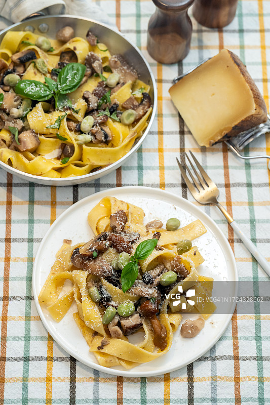 意大利宽面、蘑菇和蚕豆图片素材