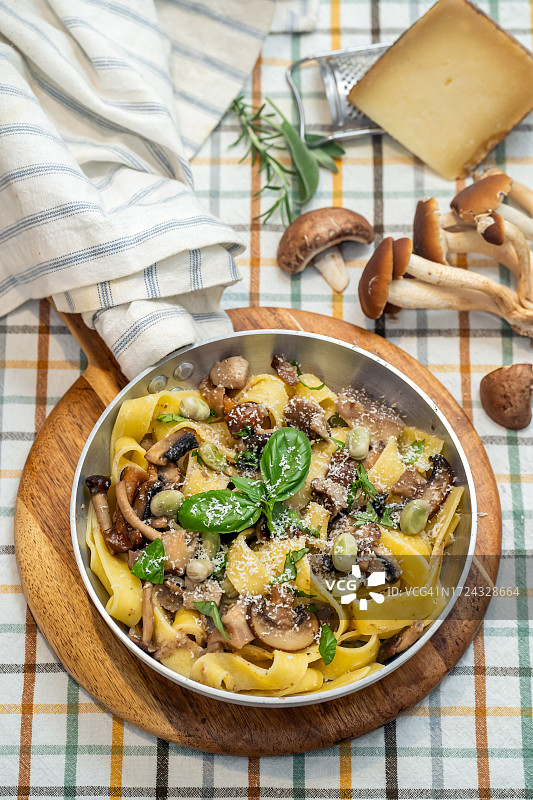 意面、蘑菇和蚕豆图片素材