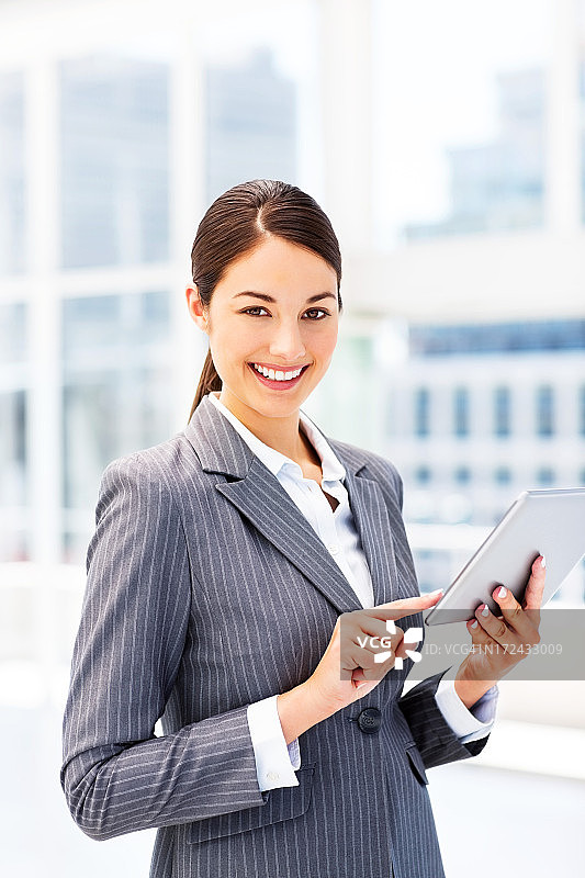 使用平板电脑的女商人图片素材