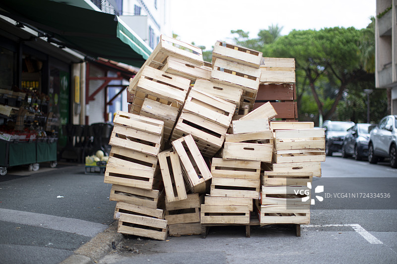 街上堆放的空木箱图片素材
