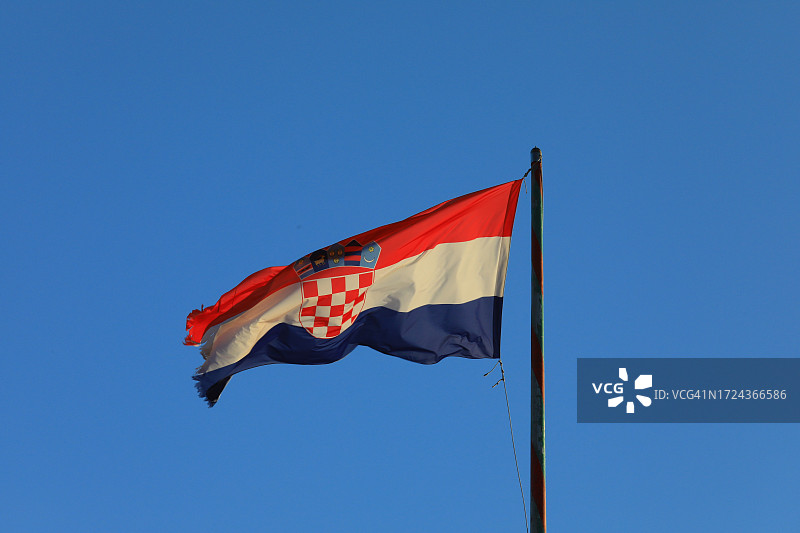 蓝天下飘扬的克罗地亚国旗图片素材
