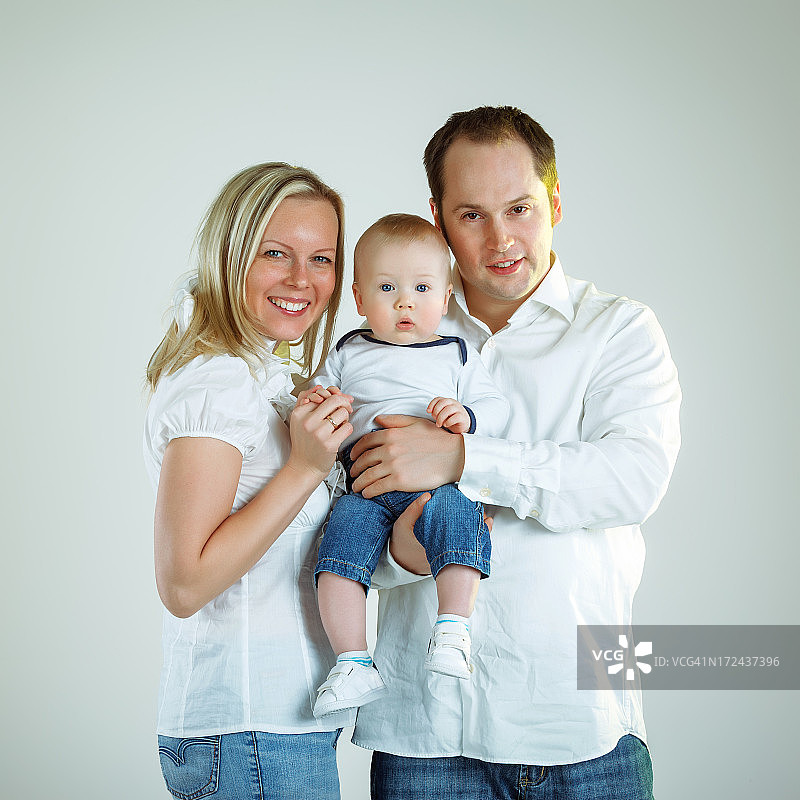 幸福的年轻家庭图片素材