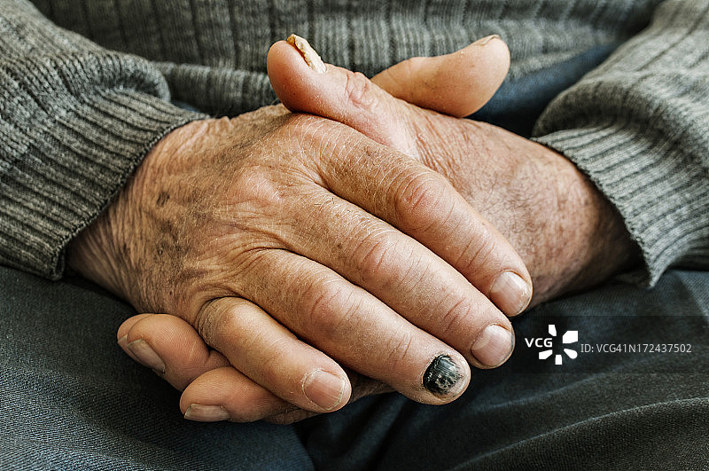 中年男人的手部特写图片素材