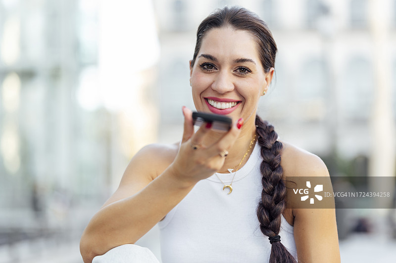 使用手机语音识别的女人图片素材