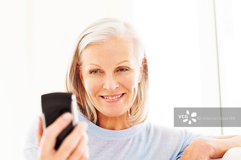 看手机的年长女人图片素材