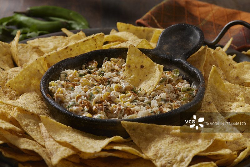 墨西哥烤街头玉米蘸酱图片素材