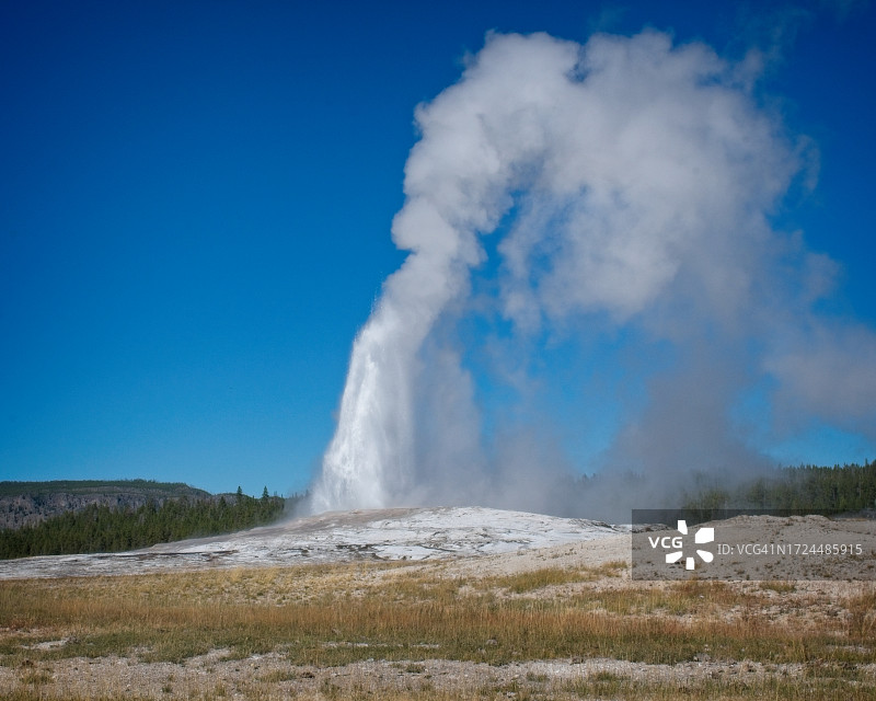 老忠实间歇泉喷发图片素材