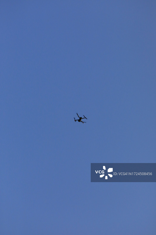 晴空下的飞行无人机图片素材