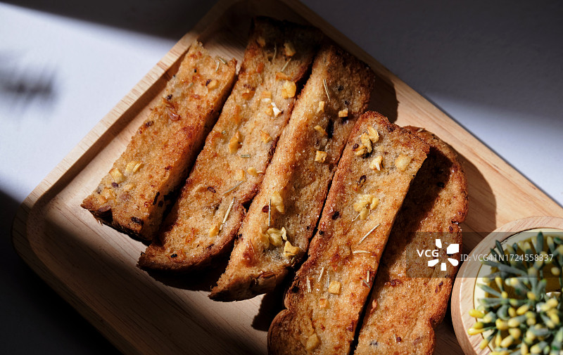 香料风味自制蒜香面包图片素材