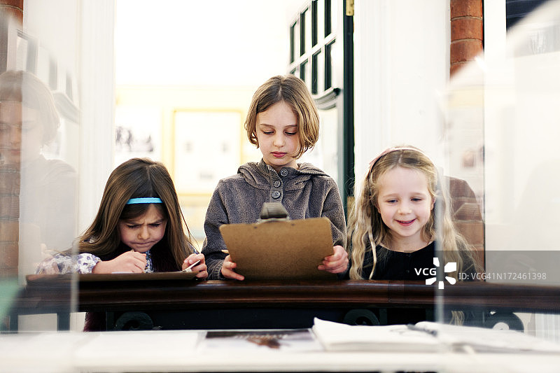 博物馆里的孩子们图片素材