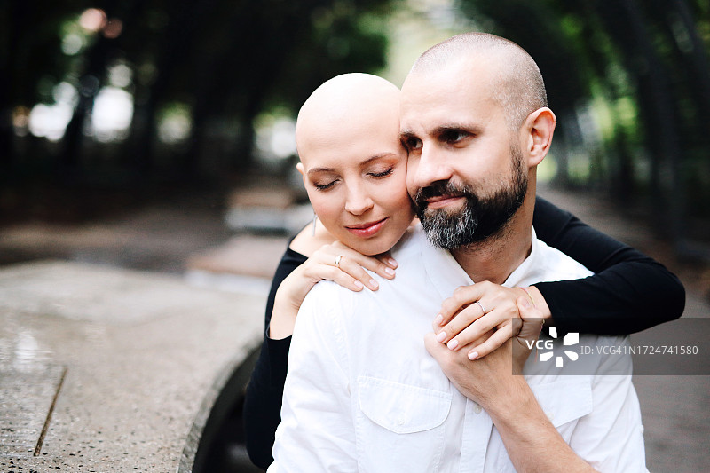 一名男子支持他与乳腺癌作斗争的爱人，国际乳腺癌日，粉红十月图片素材