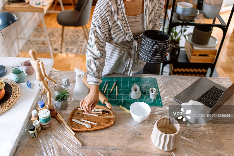 女人用陶艺工具雕刻粘土图片素材
