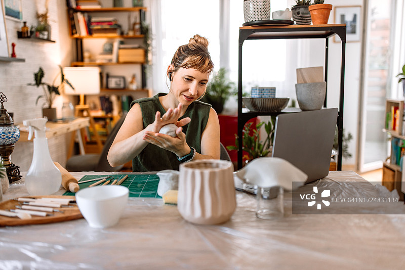 陶艺工坊：女雕塑家制作泥塑作品图片素材