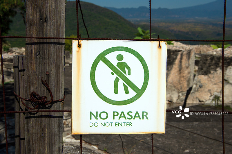 索奇卡尔科考古遗址上的西班牙语-英语双语“禁止入内”标志图片素材