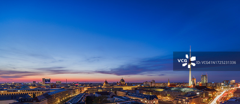 柏林城市夏季蓝色夜景与浪漫日落和交通图片素材