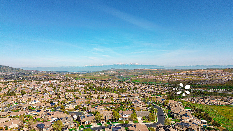 无人机飞越南加州城市扩张区图片素材