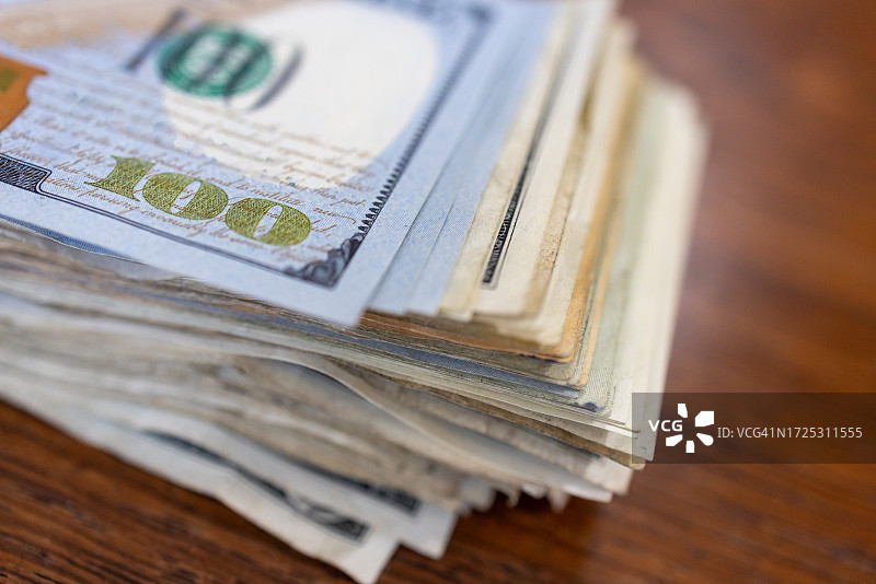 一叠美元纸币的局部视图图片素材
