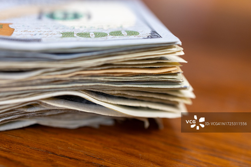 美元纸币堆叠的侧面图图片素材