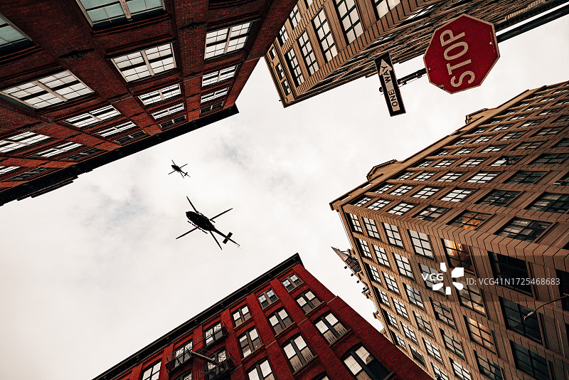 警察乘坐直升机飞越纽约布鲁克林图片素材