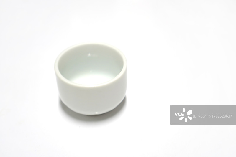 白色背景上的白色茶杯图片素材