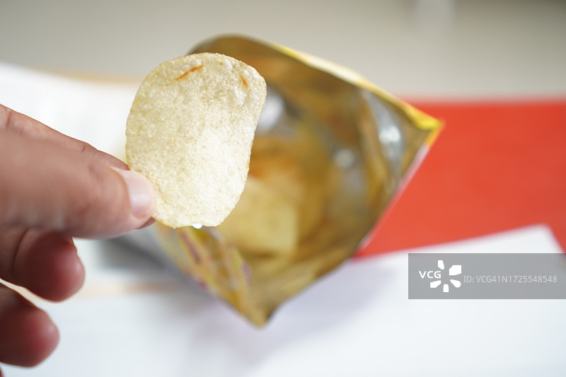 铝箔袋里的脆皮薯片图片素材