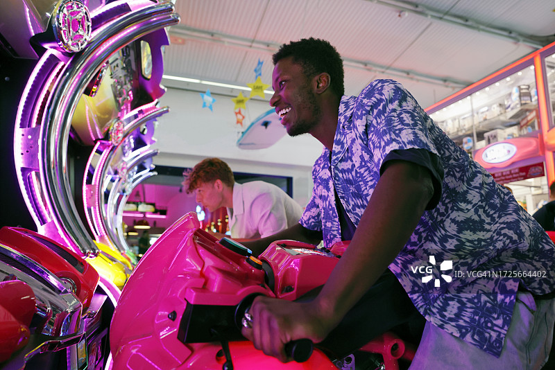 两名青年男子在英国海滨游乐场玩耍图片素材