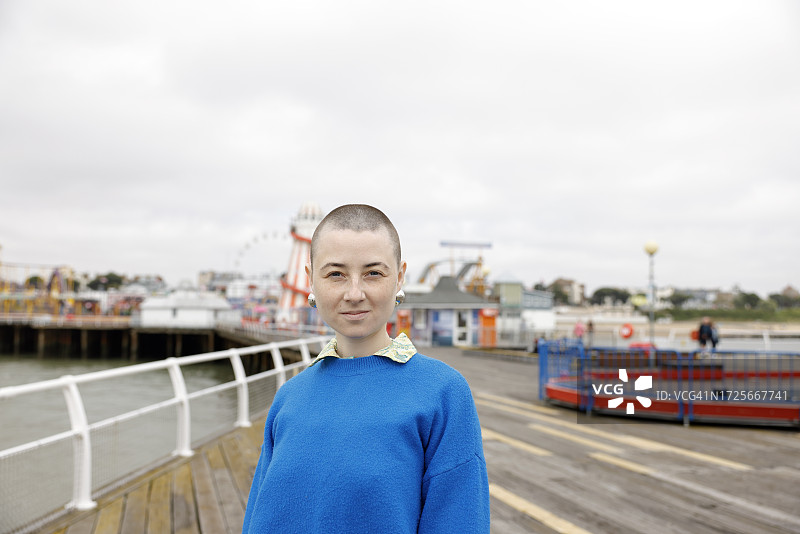 在英国海边小镇的自信年轻女子肖像图片素材