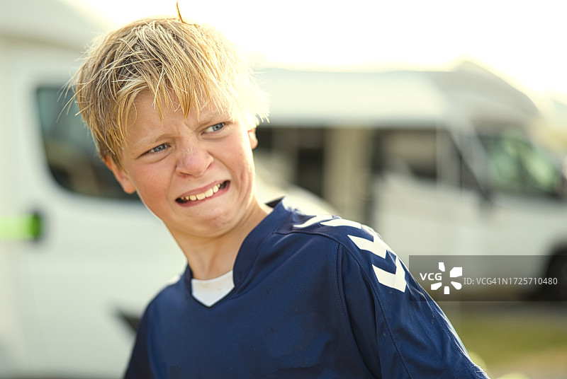 害怕的男孩做了一个厌恶的表情图片素材