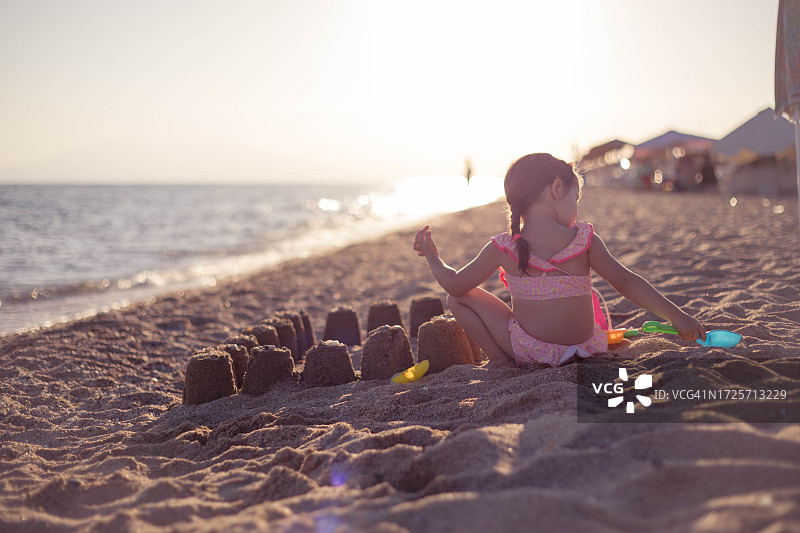 小女孩制作的沙堡图片素材