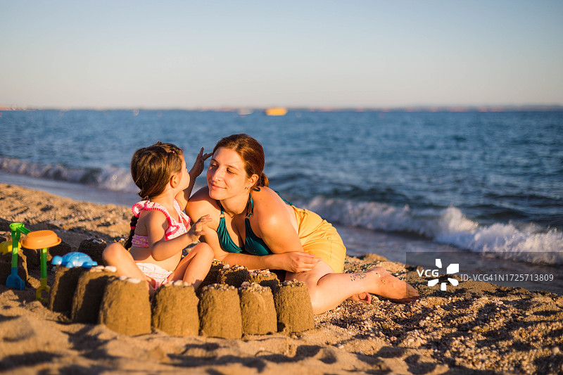 把头发从妈妈脸上移开图片素材