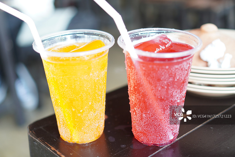 木桌上的冰镇可乐图片素材