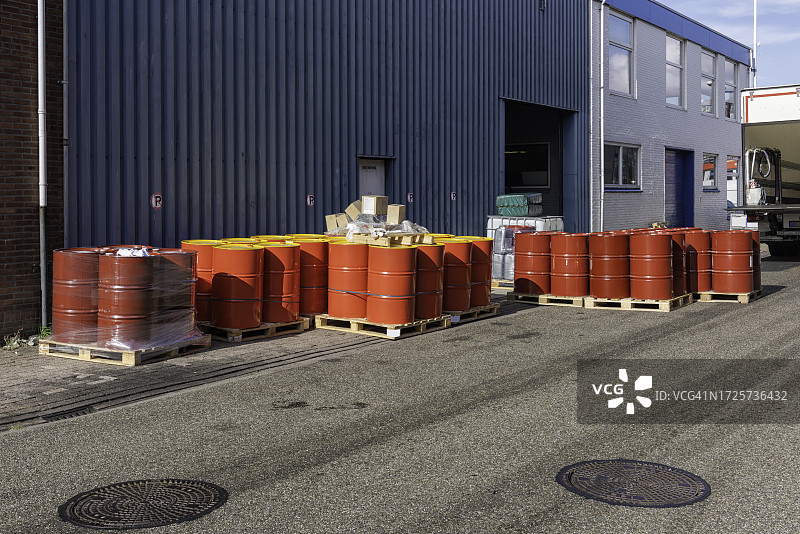 木制托盘上的许多红色油桶图片素材