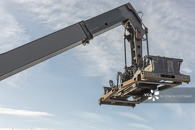 正面吊和空箱堆高机图片素材