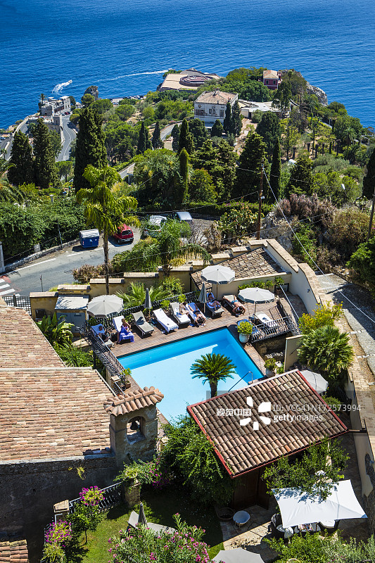 游泳池与纳克索斯海湾图片素材