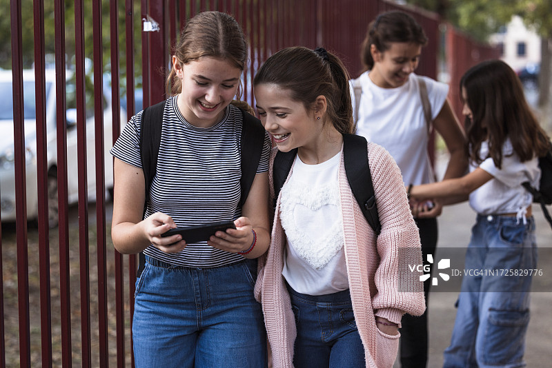 使用手机的女学生图片素材