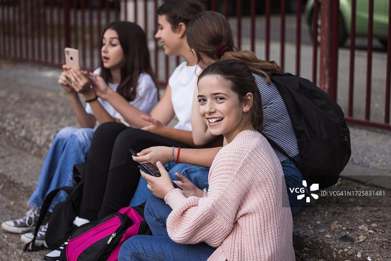 少女和朋友们一起休息图片素材