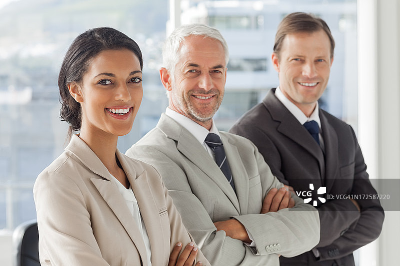 三个交叉双臂站立的商务人士图片素材