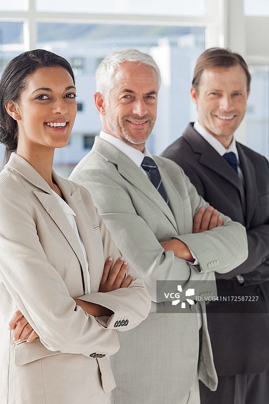 三个微笑的商人站在一起图片素材