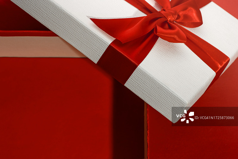 圣诞快乐新年快乐与红白色礼品盒概念图片素材
