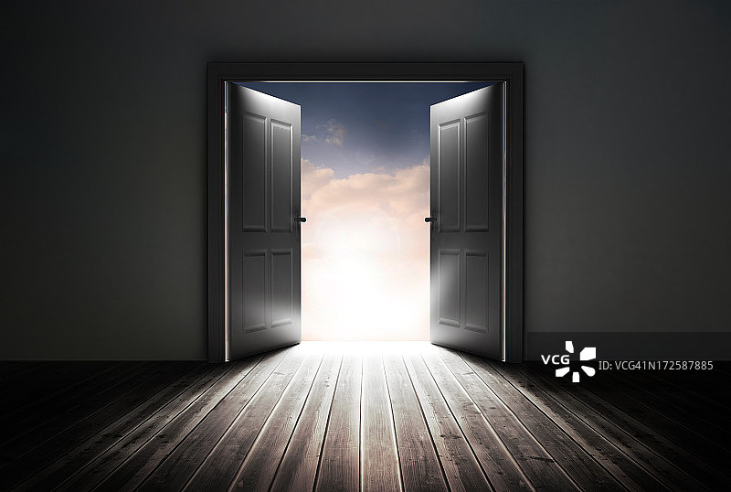 开启的门后是美丽的天空图片素材