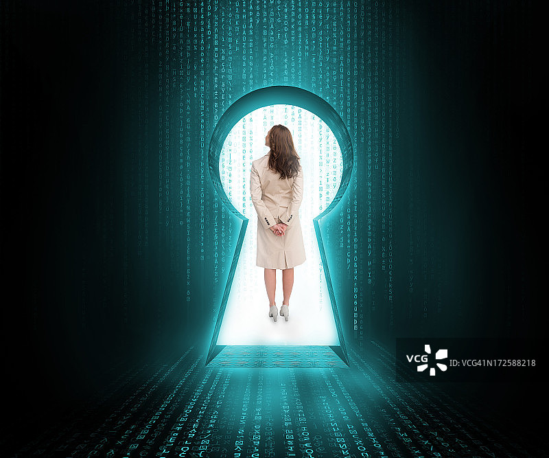 站在钥匙孔门前的女商人图片素材