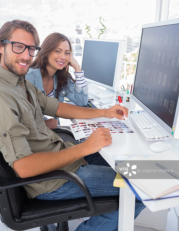 照片编辑对着镜头微笑图片素材