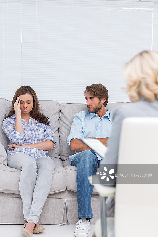 在沙发上哭泣的女人图片素材