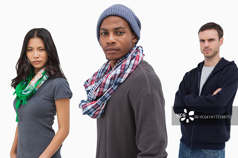 一排不笑的时髦年轻人图片素材