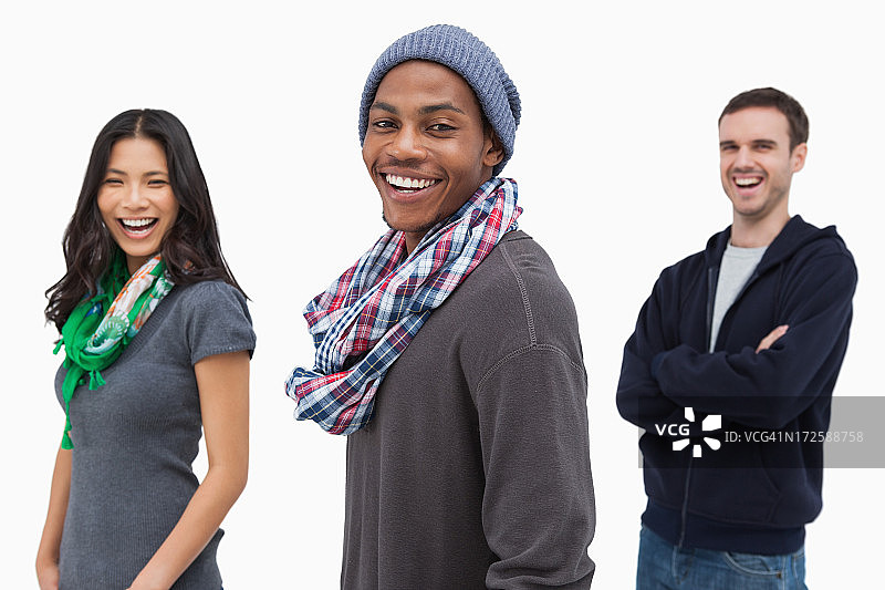 一排欢笑的时尚年轻人图片素材