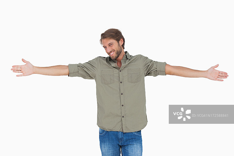 张开双臂的男子图片素材