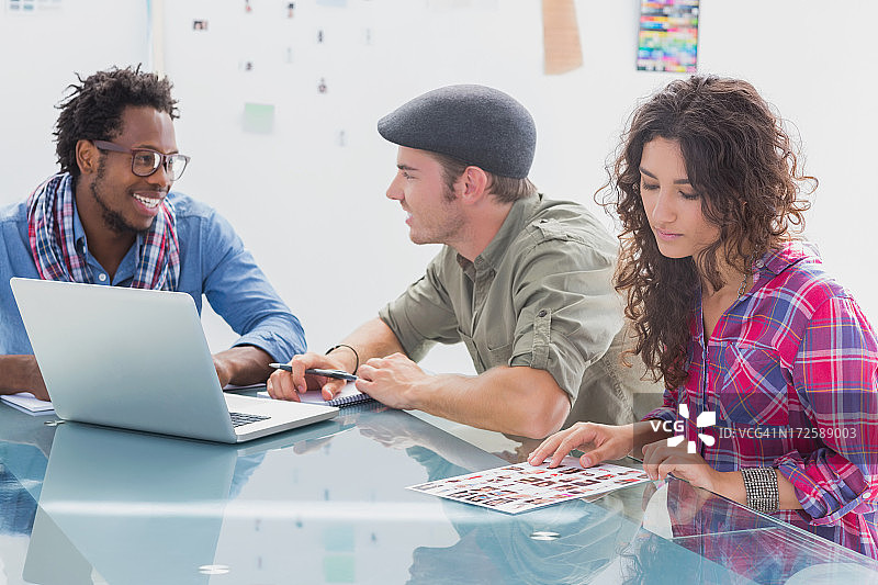 创意团队协同工作图片素材