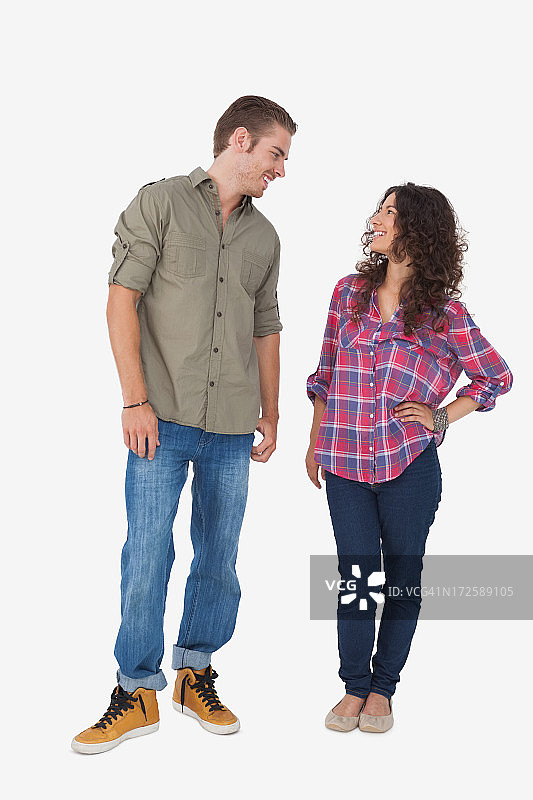 互相微笑的两位时尚朋友图片素材